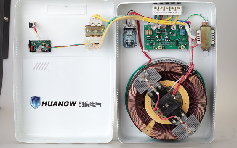 全自動(dòng)交流穩(wěn)壓器內(nèi)部結(jié)構(gòu)